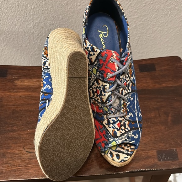 Never Worn Cute Summer Sandals - Picture 3 of 5